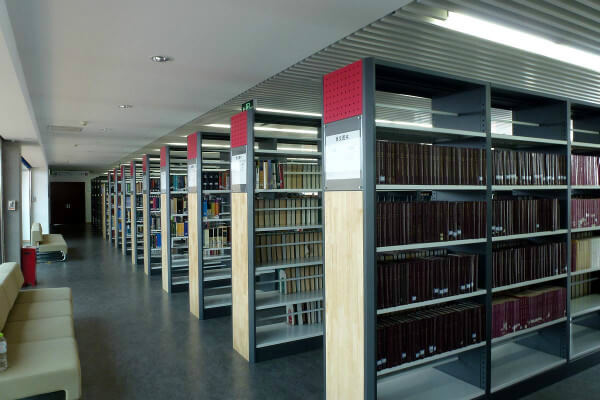 在車(chē)棚、圖書(shū)館、實(shí)驗(yàn)室等安裝監(jiān)控